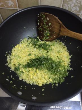 在加少许的胡椒粉翻炒均匀