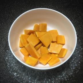 南瓜去皮去籽，洗净切小块，上锅大火蒸15分钟。