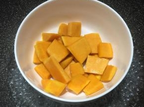 南瓜去皮去籽，洗净切小块，上锅大火蒸15分钟。