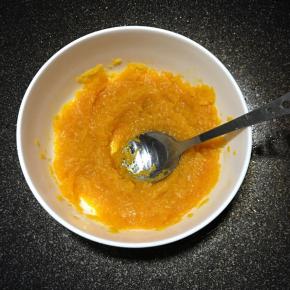 蒸熟的南瓜用勺背压成泥，取60克备用。