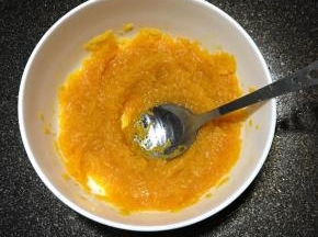 蒸熟的南瓜用勺背压成泥，取60克备用。