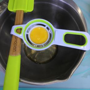 蛋白、蛋黄分离，分别装入无油无水的容器里。