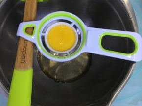 蛋白、蛋黄分离，分别装入无油无水的容器里。