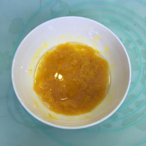 南瓜泥、清水和玉米油混合。