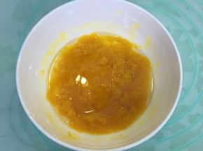 南瓜泥、清水和玉米油混合。