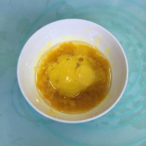 加入蛋黄，用蛋抽搅打均匀。