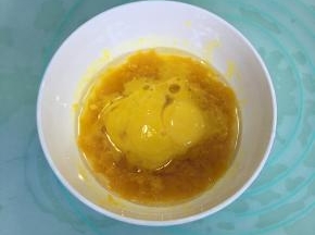加入蛋黄，用蛋抽搅打均匀。