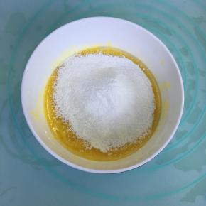 筛入低粉，用蛋抽搅打至无干粉。