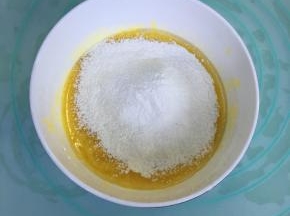 筛入低粉，用蛋抽搅打至无干粉。