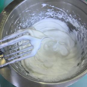 蛋白中加入几滴柠檬汁或白醋，加入细砂糖，用电动打蛋器低速打发至湿性发泡（即提起打蛋器有直立的小弯钩）。