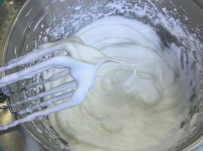 蛋白中加入几滴柠檬汁或白醋，加入细砂糖，用电动打蛋器低速打发至湿性发泡（即提起打蛋器有直立的小弯钩）。