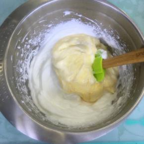 将翻拌好的蛋糕糊倒入到剩余的蛋白霜中翻拌均匀。