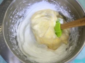 将翻拌好的蛋糕糊倒入到剩余的蛋白霜中翻拌均匀。