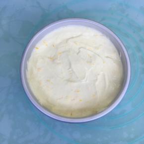 将拌好的蛋糕糊倒入6寸圆模中，轻轻的晃动几下，再用力震几下，震出大气泡。