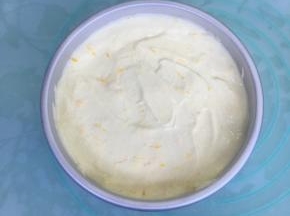 将拌好的蛋糕糊倒入6寸圆模中，轻轻的晃动几下，再用力震几下，震出大气泡。