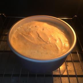 送入事先预热好的烤箱下层，上下火145度，35分钟。