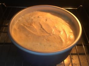 送入事先预热好的烤箱下层，上下火145度，35分钟。