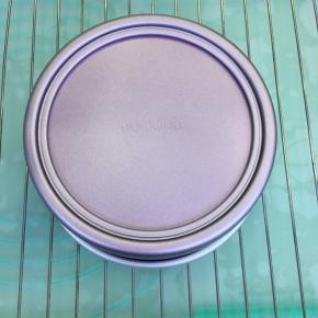 烤好后戴上隔热手套将蛋糕模取出，大力的将模具在桌面震一下，再倒扣晾凉。