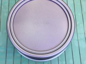 烤好后戴上隔热手套将蛋糕模取出，大力的将模具在桌面震一下，再倒扣晾凉。