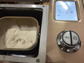 把所有材料都称进东菱面包机桶内（BM1352B-3C）