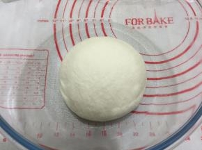 揉至面团光滑，滚圆放在抹了橄榄油的料理盆中发酵至2倍大
