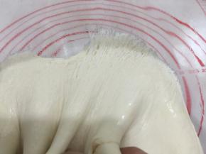 拉开面团有蜂窝状