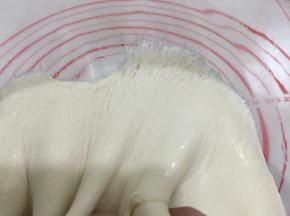 拉开面团有蜂窝状