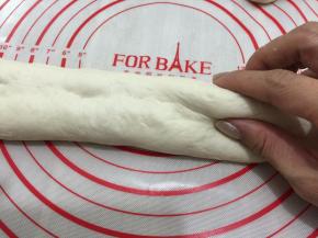 再从中间部分用姆指往里按压，然后上下对折