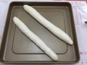 把做好的法棍码在烤盘上醒发30分钟