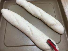 用刀片45度角在法棍生坯表面割出3道稍稍倾斜的割口。