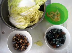 娃娃菜掰开洗净；干香菇用温水浸泡20分钟，取出洗净切成小块；海米用温水浸泡10分钟（家里没用高汤的话，海米水不要倒掉，留着做汤提鲜。）；松花蛋去壳切成小块；姜切碎。