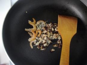 锅中放入1小匙食用油（1小匙＝5ml),烧至三成热时（油面平静不冒烟。把筷子放入锅内，周围基本不起泡），放入香菇、姜蓉和海米，小火爆出香味；