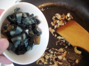 加入皮蛋翻炒；