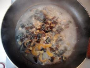 然后加入高汤或海米水用中火煮开，转小火煮大概两分钟，汤呈奶白色即可；