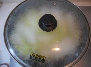 盖上锅盖，大火煮开后转小火焖1至2分钟，见娃娃菜变软后，加入盐和少许鸡精调味（如用高汤可不加鸡精），盛入盘中。