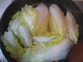 把娃娃菜平铺在锅内；