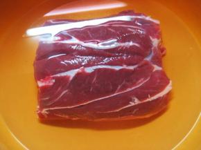 牛肉放清水中浸泡15分钟，取出洗净血水；