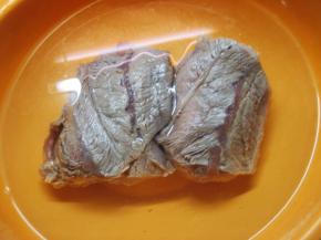 关火，取出牛肉，冲洗干净牛肉上的沫子。再放入冷水中浸泡20分钟，让肉质紧缩；