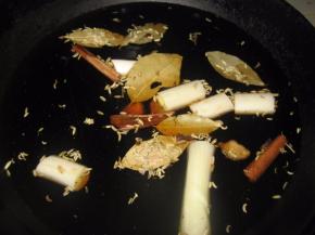 锅内注入清水（水刚没过牛肉即可），将调料放入锅内（如果家中有香料滤网，可将调料（除桂皮和陈皮外）放入滤网中）；