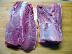 把牛肉切成两块；