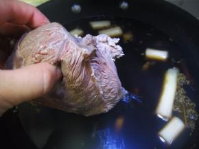 大火煮沸后，再煮15分钟即成香卤水。然后将浸泡好的牛肉放入锅内；