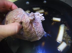 大火煮沸后，再煮15分钟即成香卤水。然后将浸泡好的牛肉放入锅内；