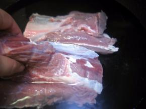 锅内倒入清水，水烧温后，将牛肉放入锅内，水开后再煮5分钟；