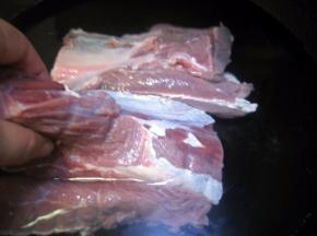 锅内倒入清水，水烧温后，将牛肉放入锅内，水开后再煮5分钟；