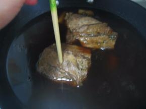 大火煮15分钟后，转小火煮约50分钟，直至筷子可以插入肉块中。