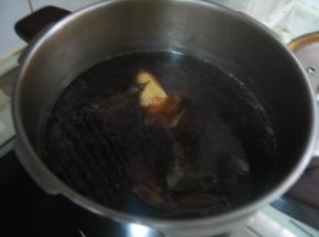 将香卤水中的调料捞出，然后将香卤水和牛肉移到高压锅中，用高压锅压25分钟。