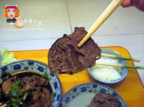 煮好的牛肉捞出，沥干水份，室温放凉后，装进保鲜盒中。放进冰箱冷藏2小时，取出切片装盘。