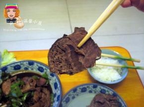 煮好的牛肉捞出，沥干水份，室温放凉后，装进保鲜盒中。放进冰箱冷藏2小时，取出切片装盘。