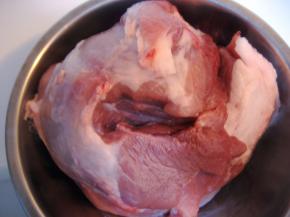 将猪肉用清水冲洗干净，控干水份；