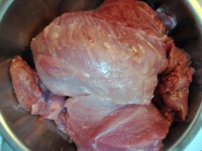 用锋利的小刀将猪肉表面的肥肉和筋膜剔除干净